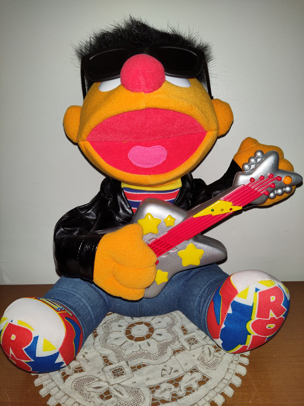 Vintage Rock And Roll Ernie (1998)  Plays Guitar And Sings Works Great TYCO