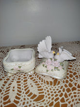 Load image into Gallery viewer, Two Doves Floral Trinket Box
